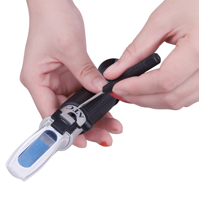 Brix Refractometer with ATC - Tiaoyeer Digital Handheld Refractometer for Beer Wine Brewing, Dual Scale-Specific Gravity 1.000-1.130 and Brix 0-32%
